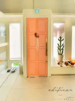 코랄핑크 포인트 도어 애견샵 인테리어